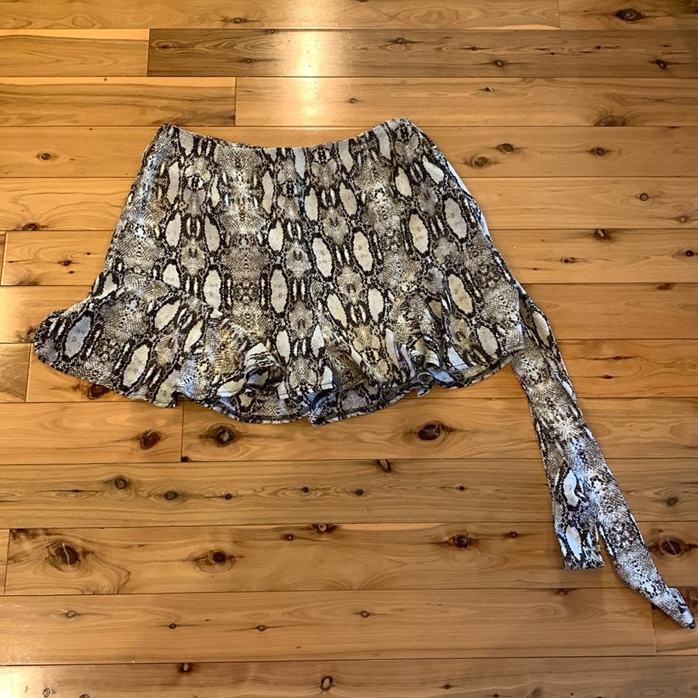 Women’s shorts. Size L. Never worn. Still has tags.